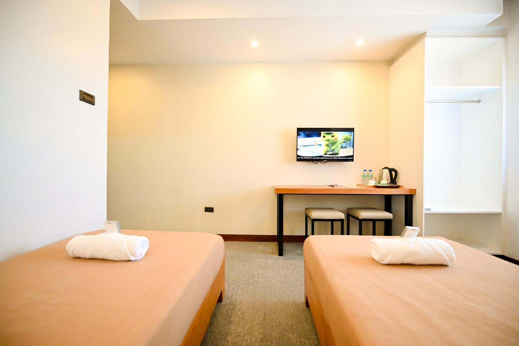 Calapan Blue Harbor Hotel מראה חיצוני תמונה