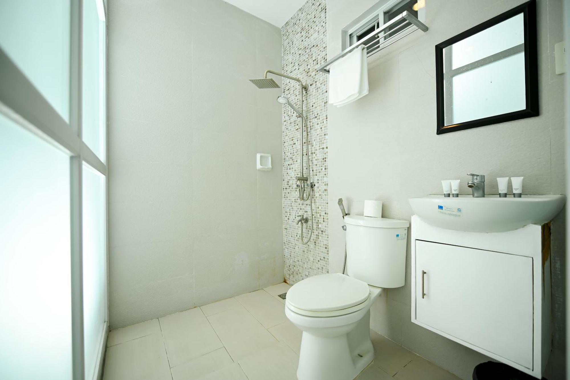 Calapan Blue Harbor Hotel מראה חיצוני תמונה