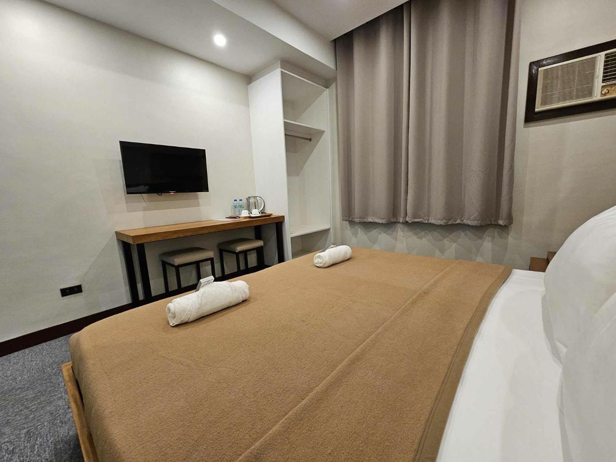 Calapan Blue Harbor Hotel מראה חיצוני תמונה