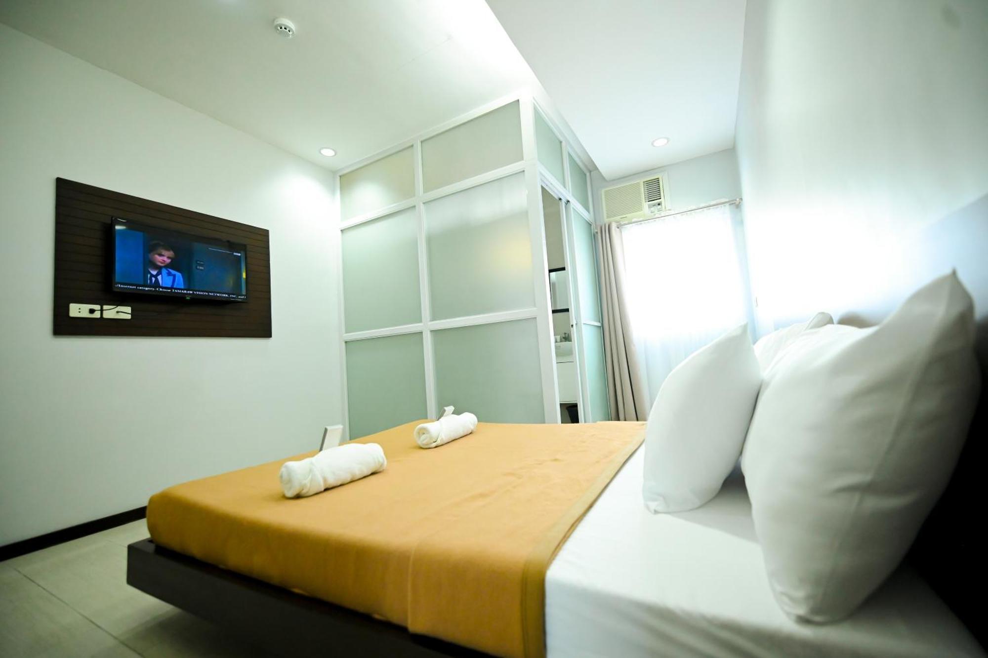 Calapan Blue Harbor Hotel מראה חיצוני תמונה
