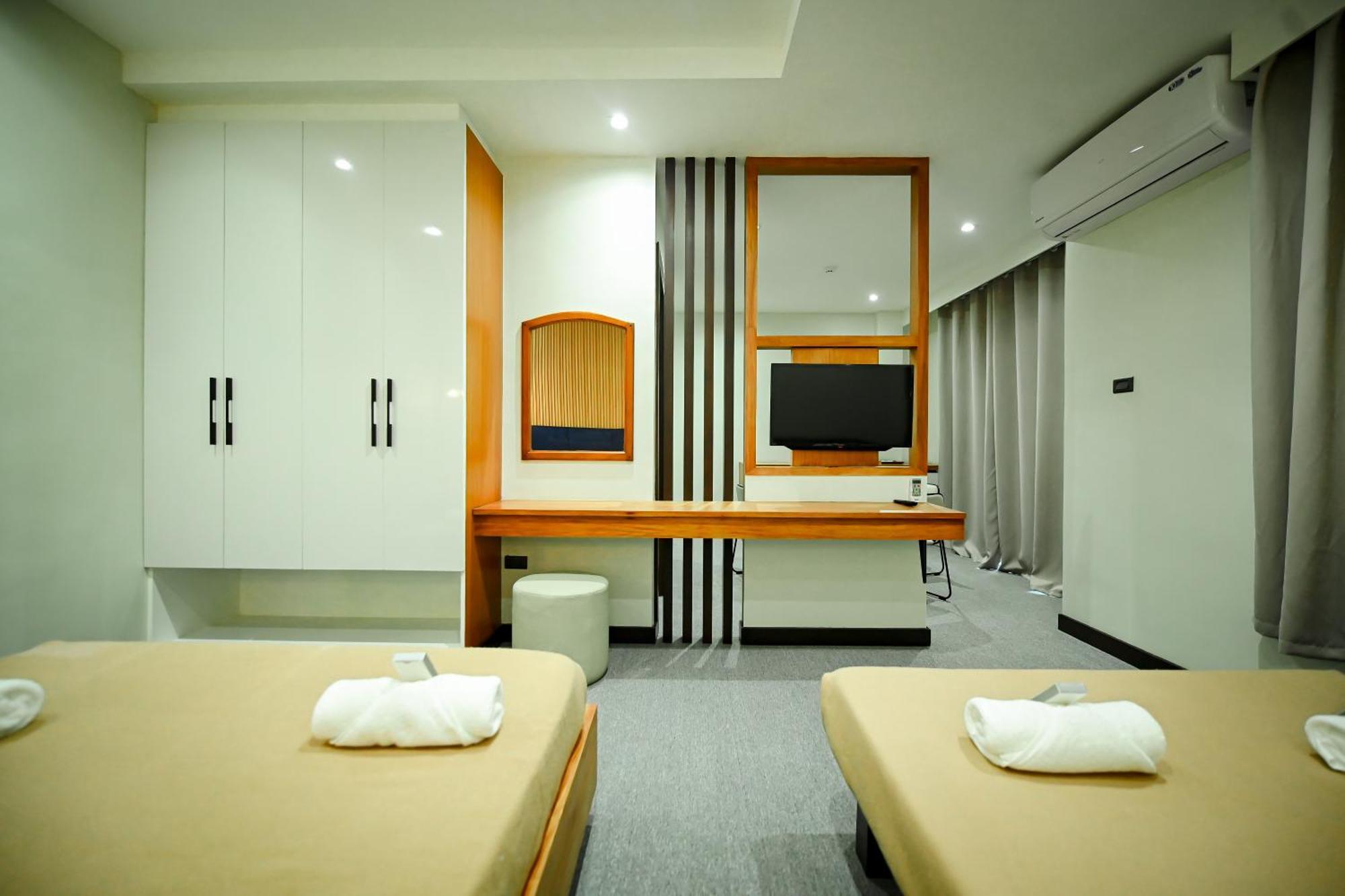 Calapan Blue Harbor Hotel מראה חיצוני תמונה