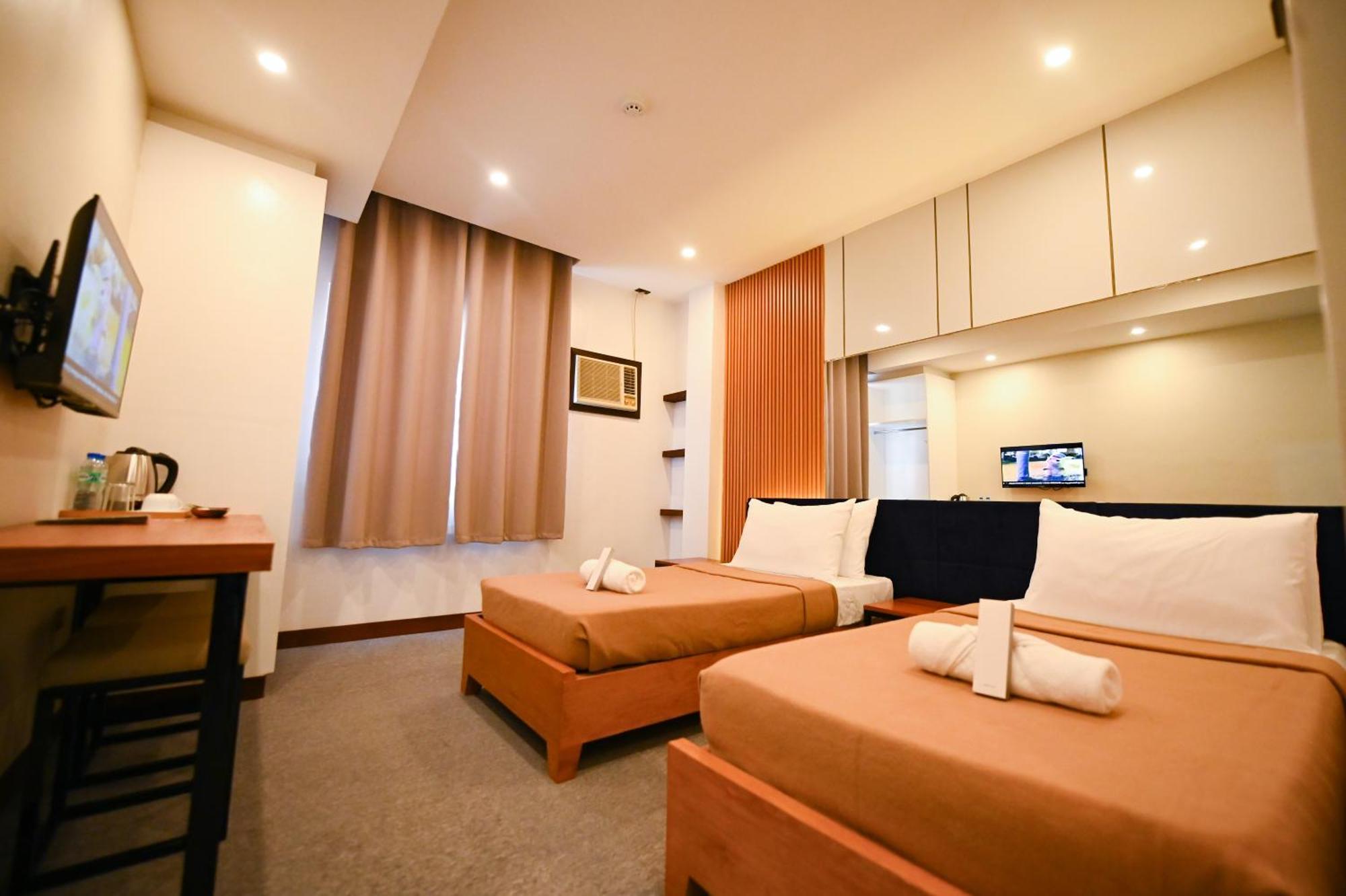 Calapan Blue Harbor Hotel מראה חיצוני תמונה