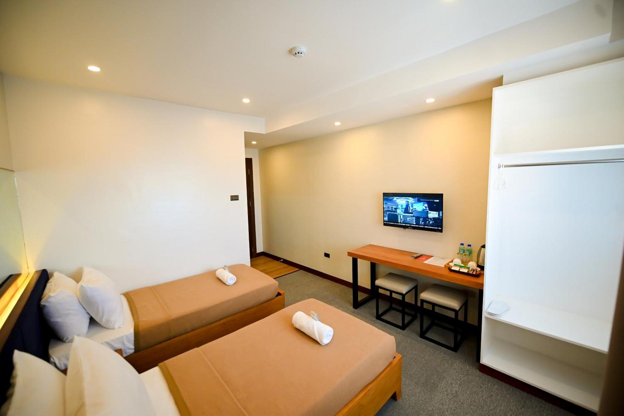 Calapan Blue Harbor Hotel מראה חיצוני תמונה